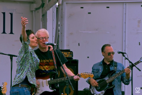Larry Kirwan (center) sharing a song with friend Mary Courtney (left) and bandmate Joe "Bearclaw" Burcaw (right)