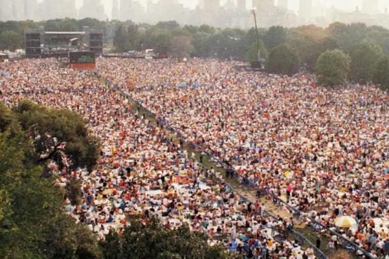 Flashback Garth Brooks Holds the Largest Concert in Central Park