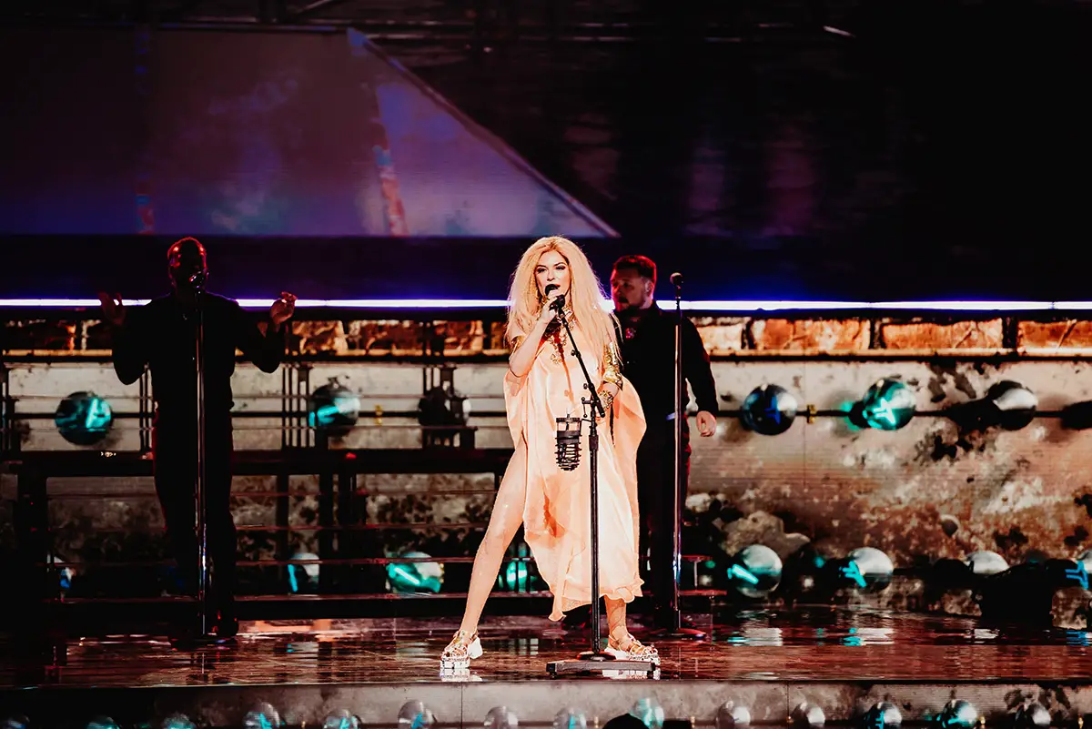 Capturing Majesty - Shania Twain's Unforgettable Queen In Me Tour At ...