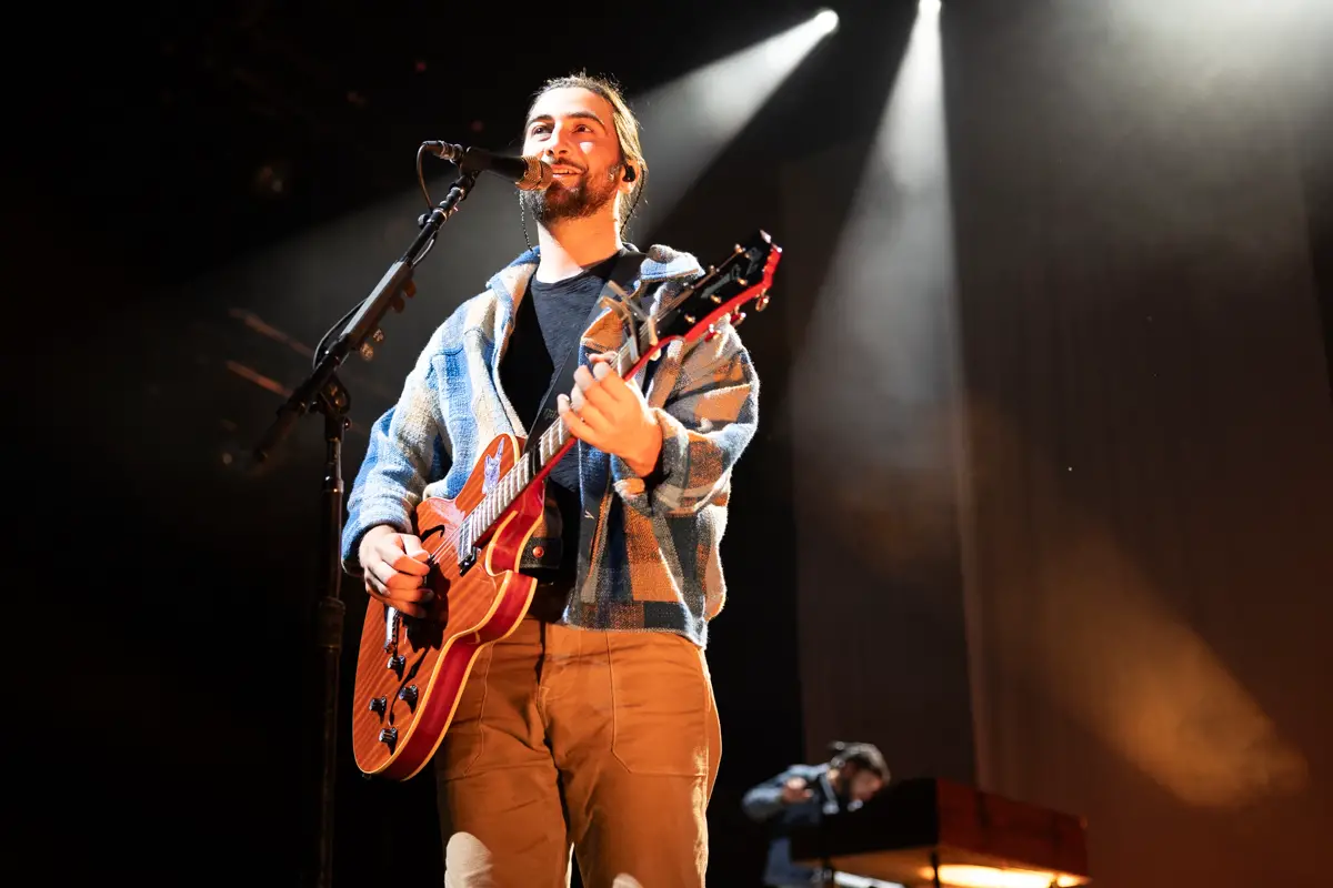 Noah Kahan, sold-out St. Joe's Amp crowd sing their hearts out (concert  review, setlist) 