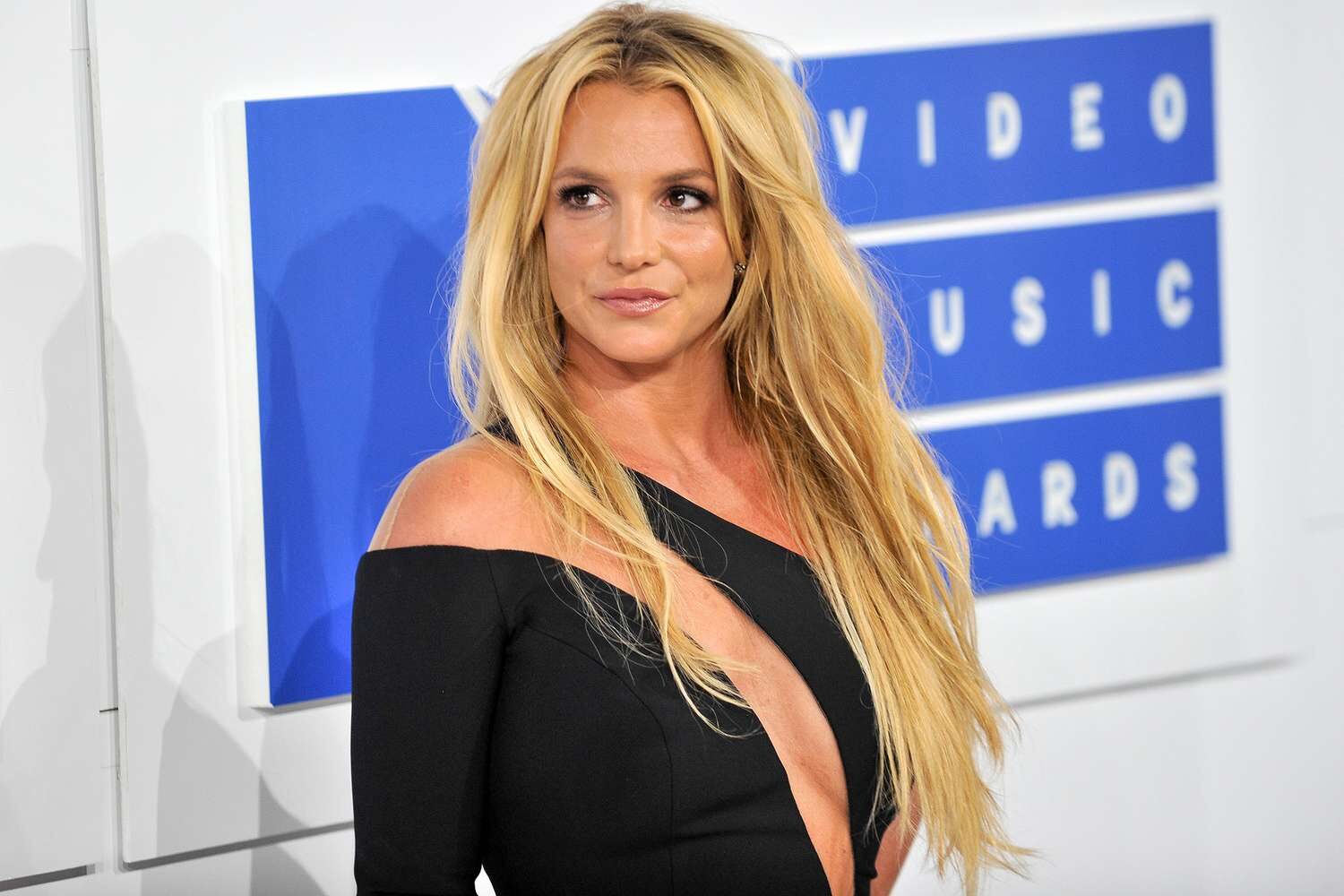 Photo of Britney Spears in black at an award show's carpet.