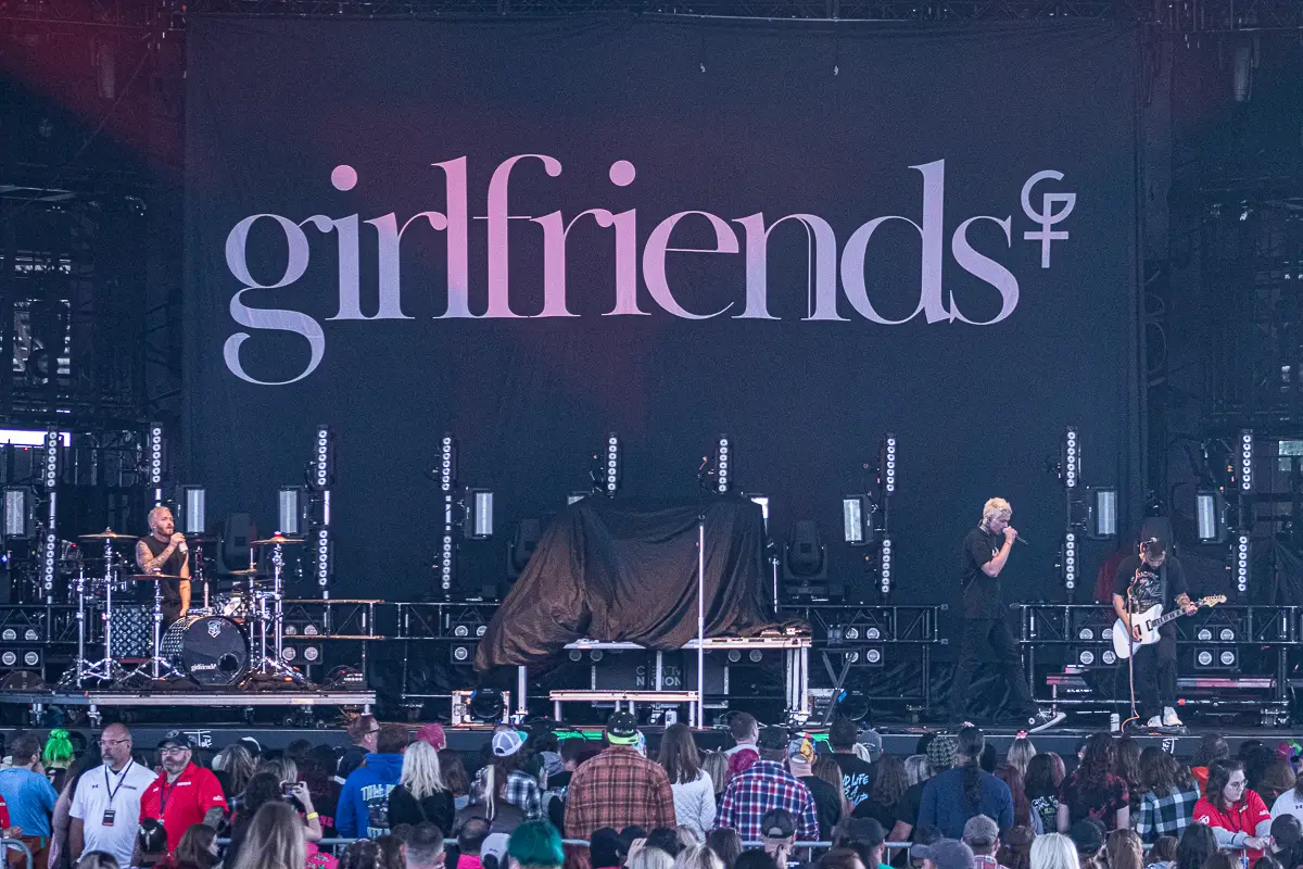 Avril Lavigne Rocks Darien Lake with Simple Plan, girlfriends