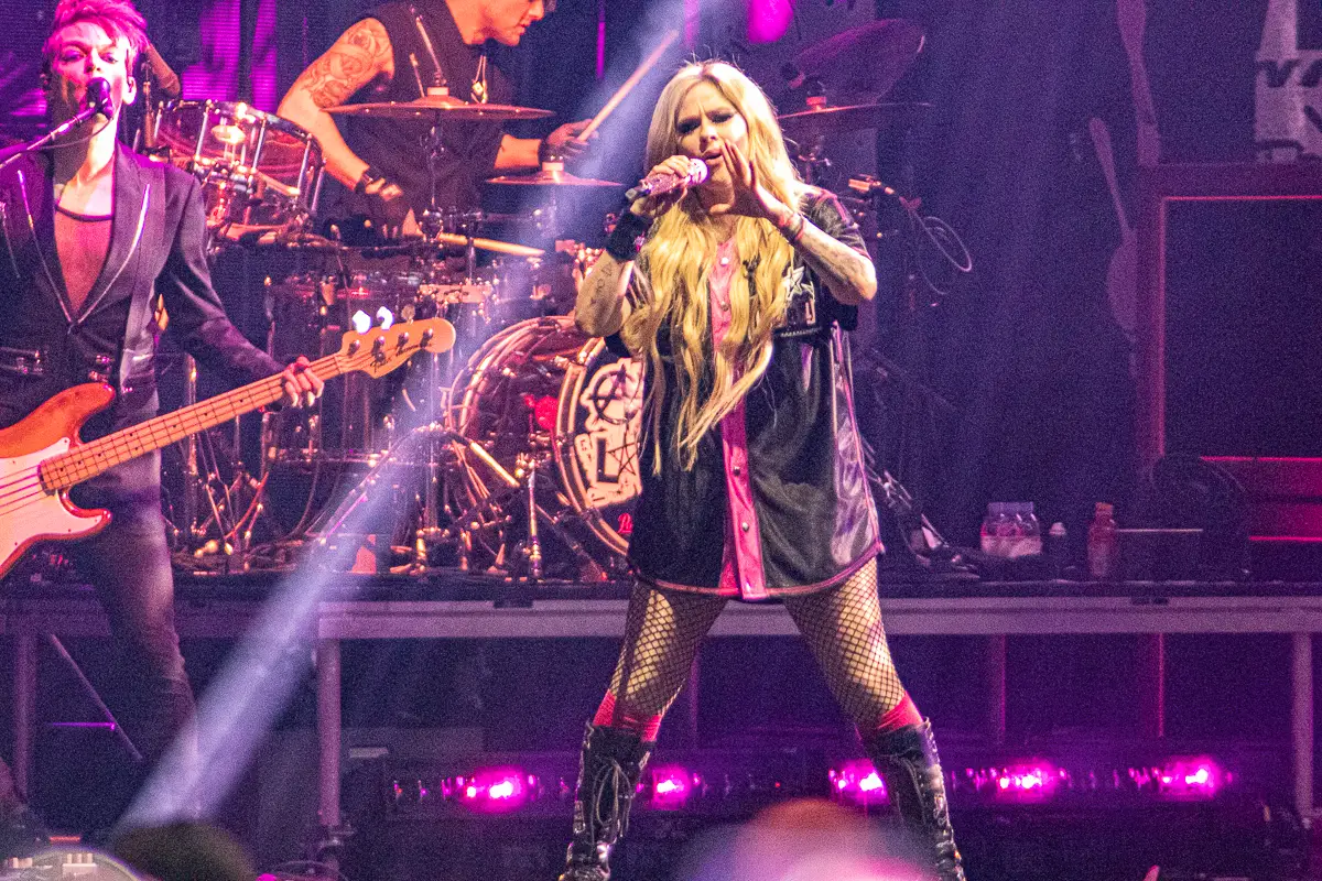 Avril Lavigne Rocks Darien Lake with Simple Plan, girlfriends