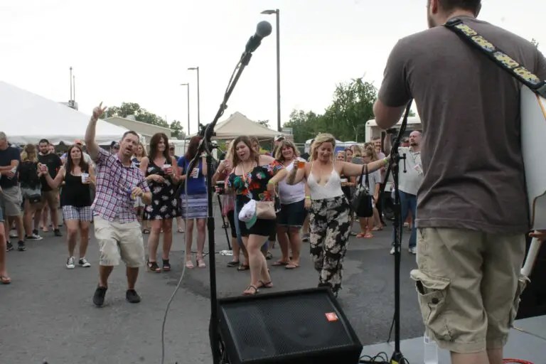 Brew York Festival dancing crowd