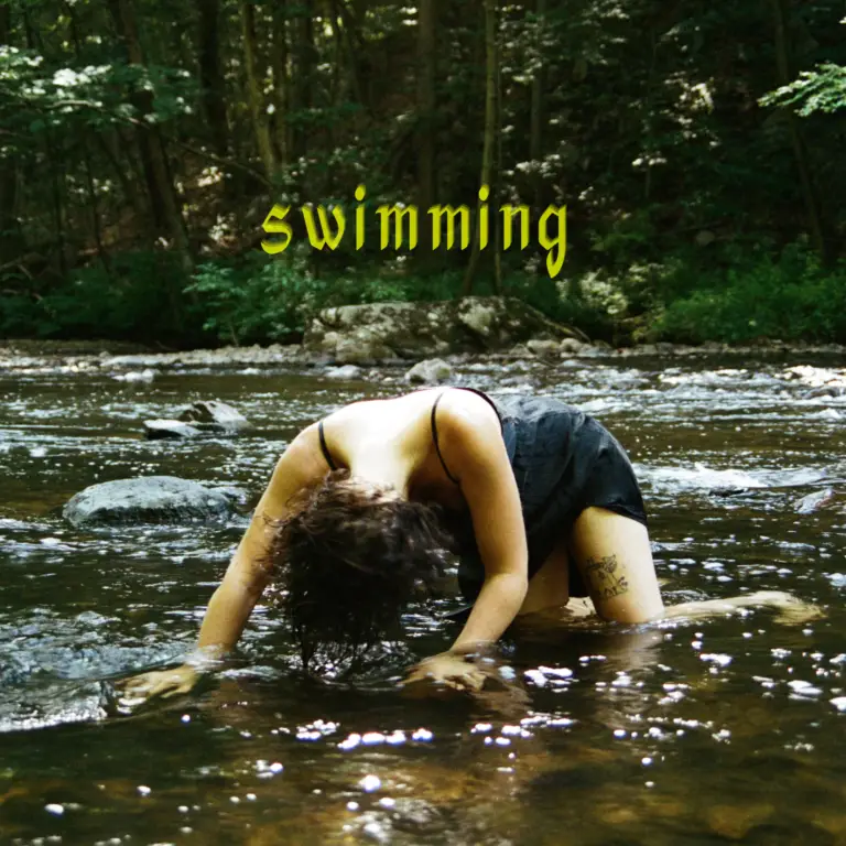 Oropendola Swimming