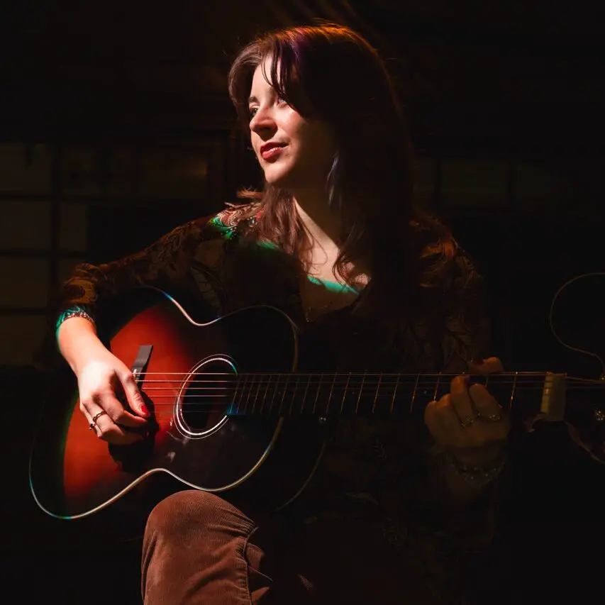 sarah gross playing gutiar