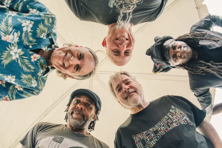 Jazz fusion band Béla Fleck & The Flecktones will reissue their beloved holiday record “Jingle All the Way” on limited edition vinyl on November 21.