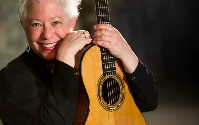 Janis Ian with guitar