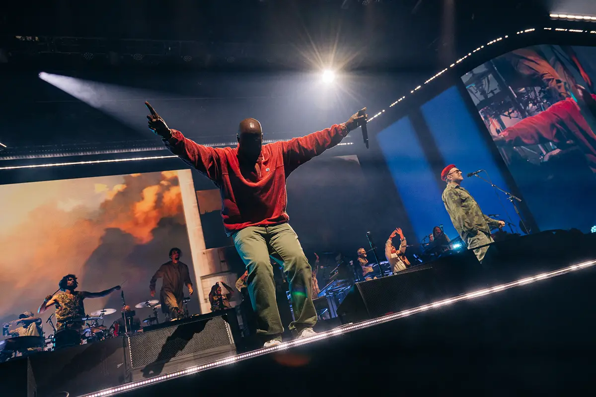 De La Soul bowing on stage for Gorillaz